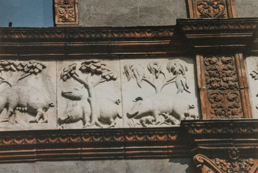 Vorschaubild Wismar: Fürstenhof, Reliefplatten mit Themen aus Bibel und Antike, Verlorener Sohn (Foto 1982)